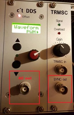 Zwei Buchsen ('AC out' und 'SYNC out')